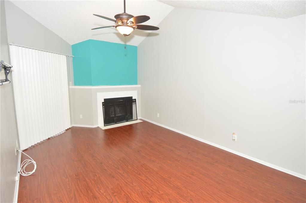 Active With Contract: $1,385 (1 beds, 1 baths, 846 Square Feet)