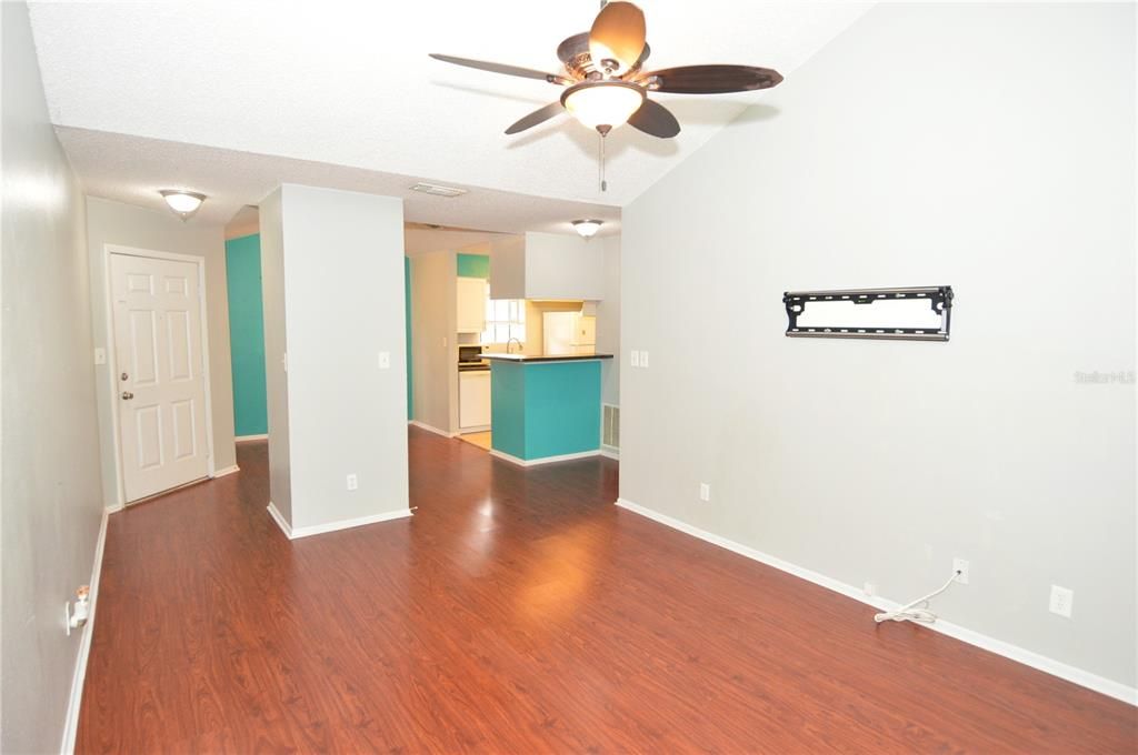 Active With Contract: $1,385 (1 beds, 1 baths, 846 Square Feet)