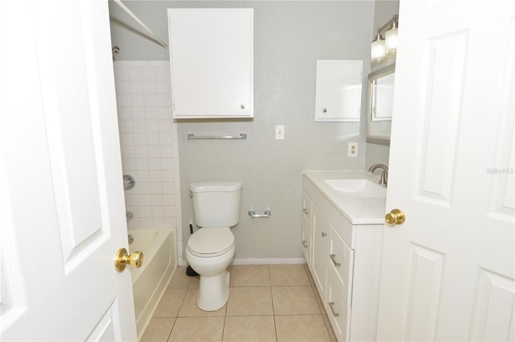 Active With Contract: $1,385 (1 beds, 1 baths, 846 Square Feet)