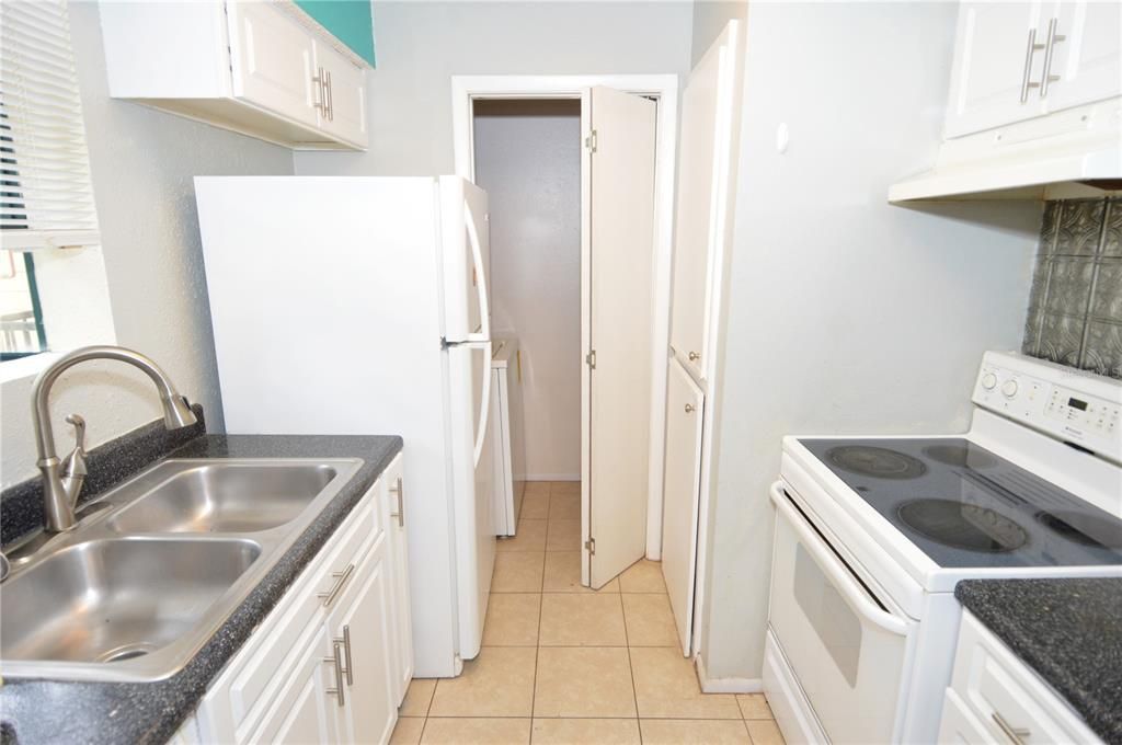 Active With Contract: $1,385 (1 beds, 1 baths, 846 Square Feet)