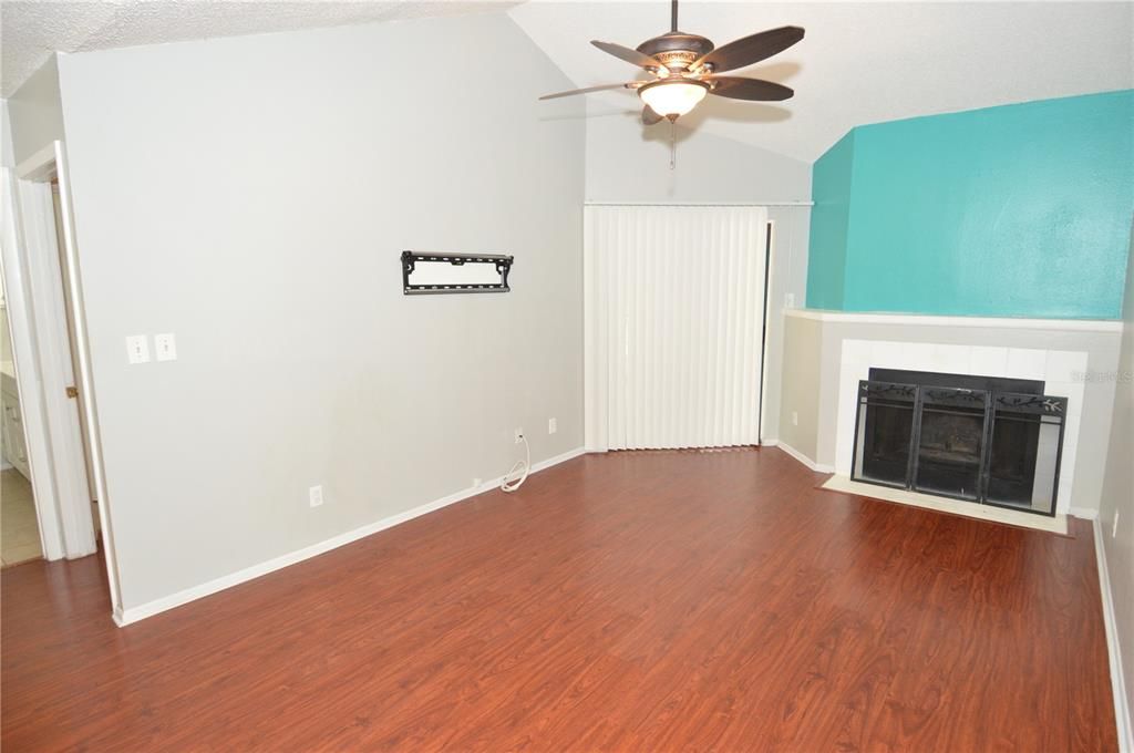 Active With Contract: $1,385 (1 beds, 1 baths, 846 Square Feet)