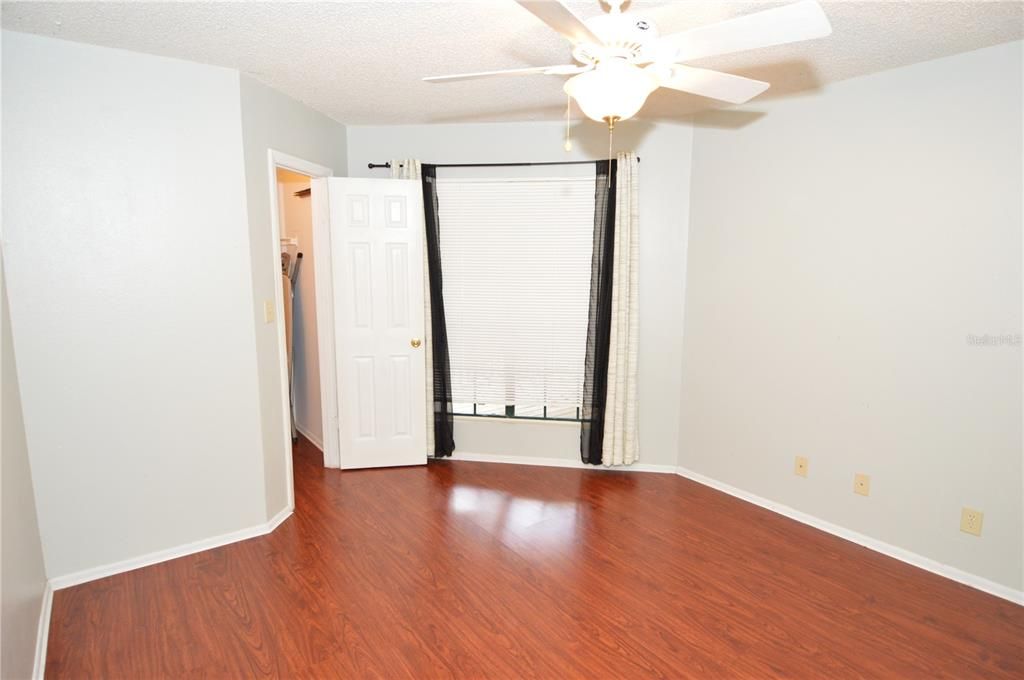 Active With Contract: $1,385 (1 beds, 1 baths, 846 Square Feet)
