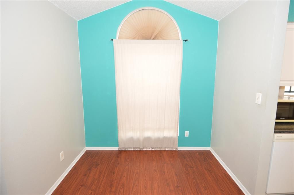 Active With Contract: $1,385 (1 beds, 1 baths, 846 Square Feet)