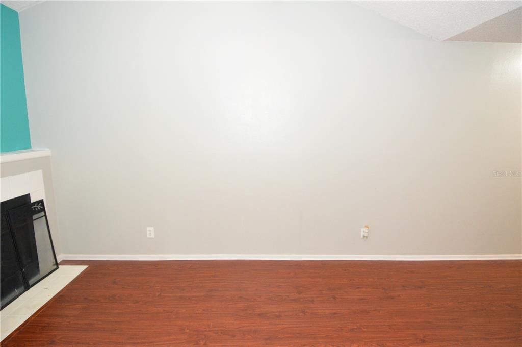 Active With Contract: $1,385 (1 beds, 1 baths, 846 Square Feet)