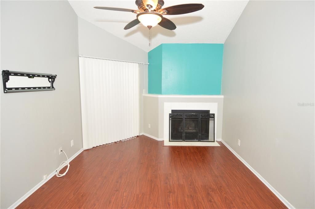 Active With Contract: $1,385 (1 beds, 1 baths, 846 Square Feet)