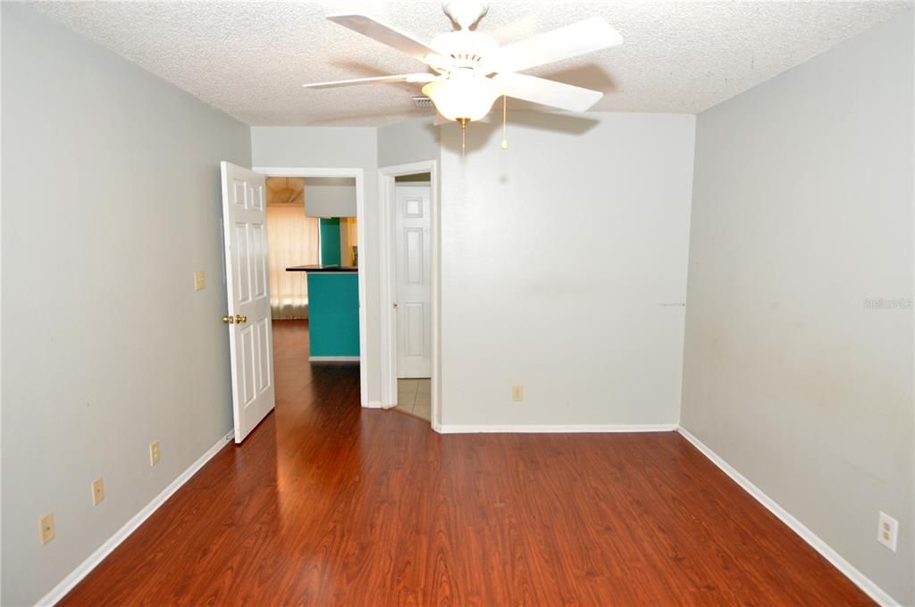 Active With Contract: $1,385 (1 beds, 1 baths, 846 Square Feet)