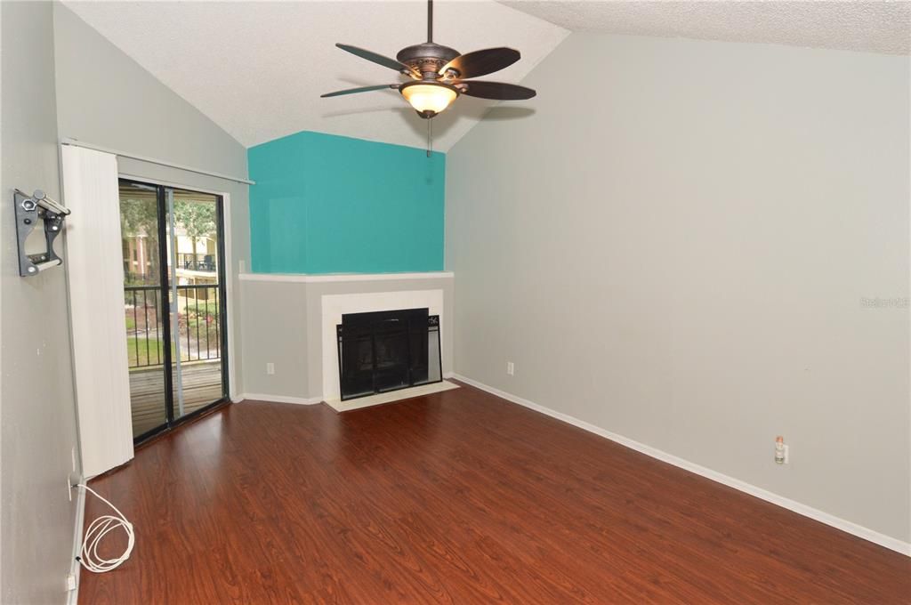 Active With Contract: $1,385 (1 beds, 1 baths, 846 Square Feet)