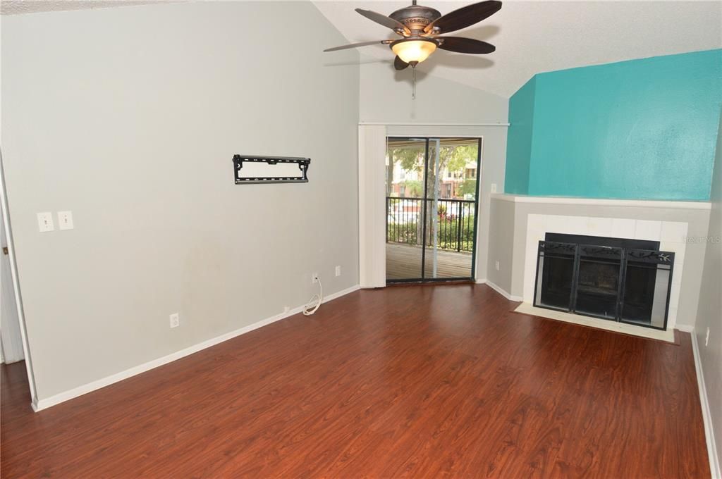 Active With Contract: $1,385 (1 beds, 1 baths, 846 Square Feet)