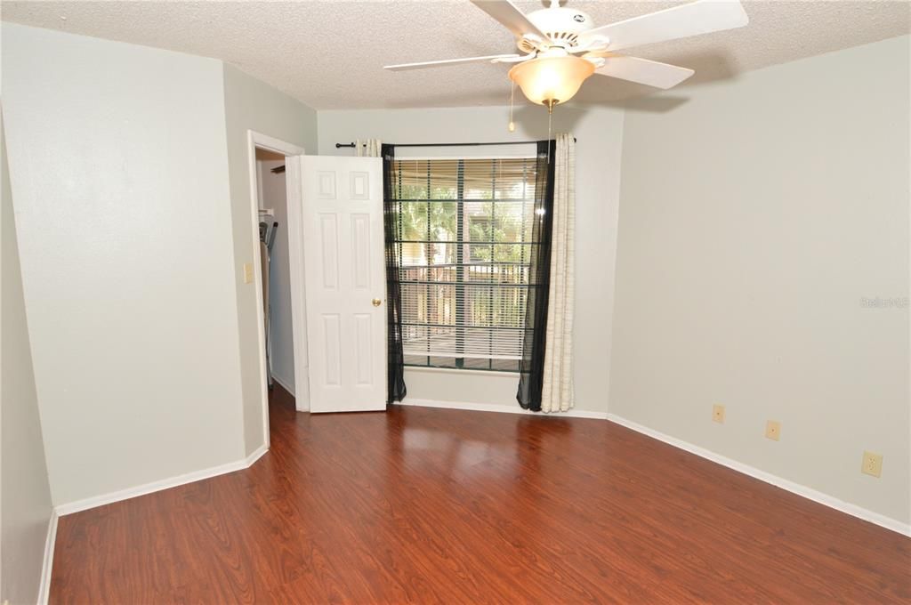 Active With Contract: $1,385 (1 beds, 1 baths, 846 Square Feet)