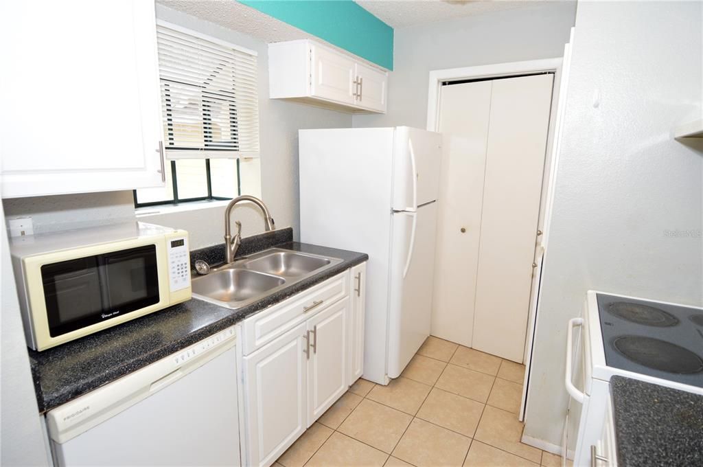 Active With Contract: $1,385 (1 beds, 1 baths, 846 Square Feet)