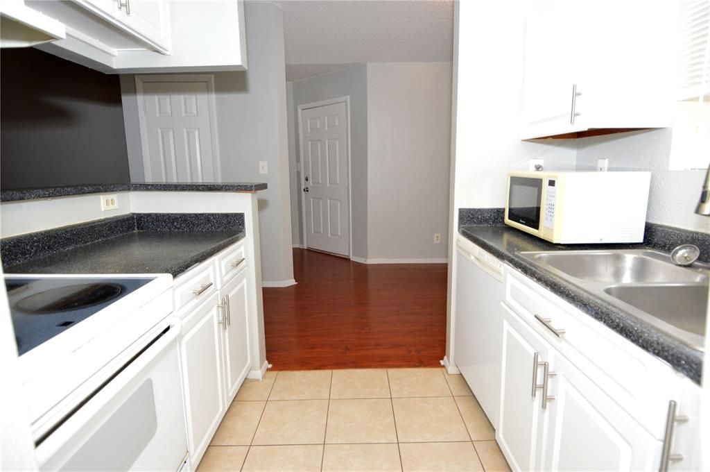 Active With Contract: $1,385 (1 beds, 1 baths, 846 Square Feet)