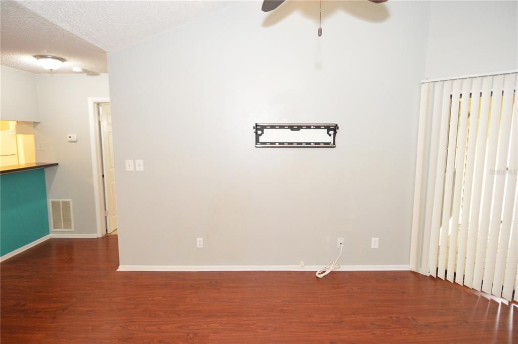 Active With Contract: $1,385 (1 beds, 1 baths, 846 Square Feet)