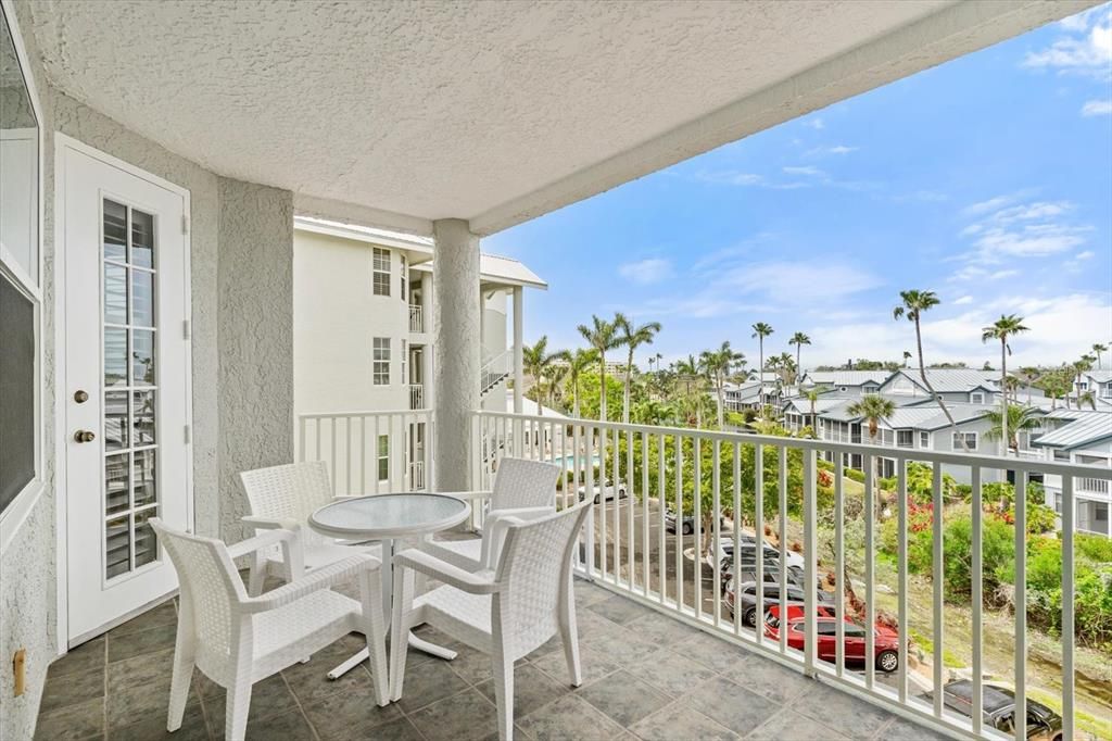 For Sale: $1,395,000 (3 beds, 3 baths, 2200 Square Feet)