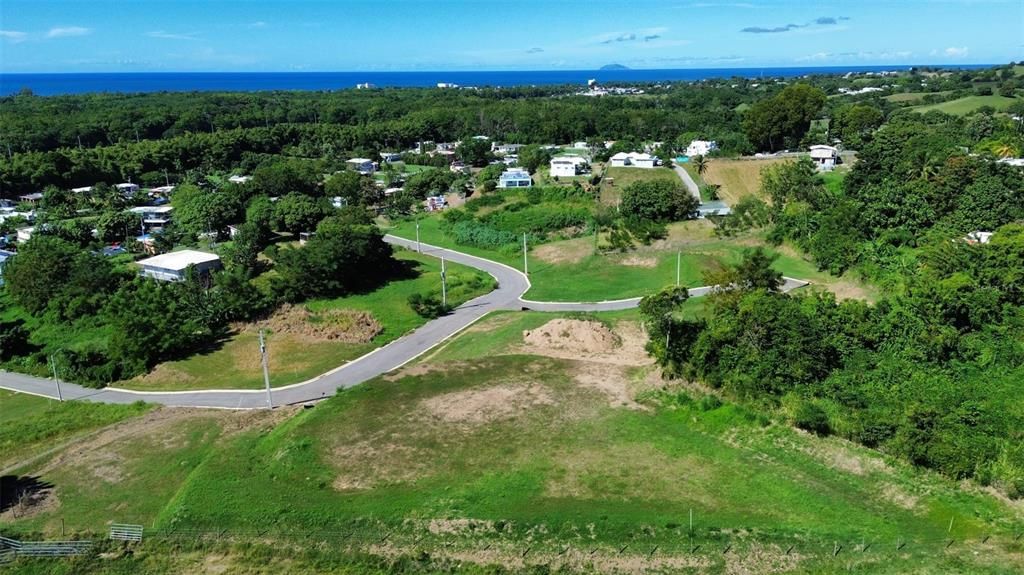 На продажу: $395,000 (0.60 acres)