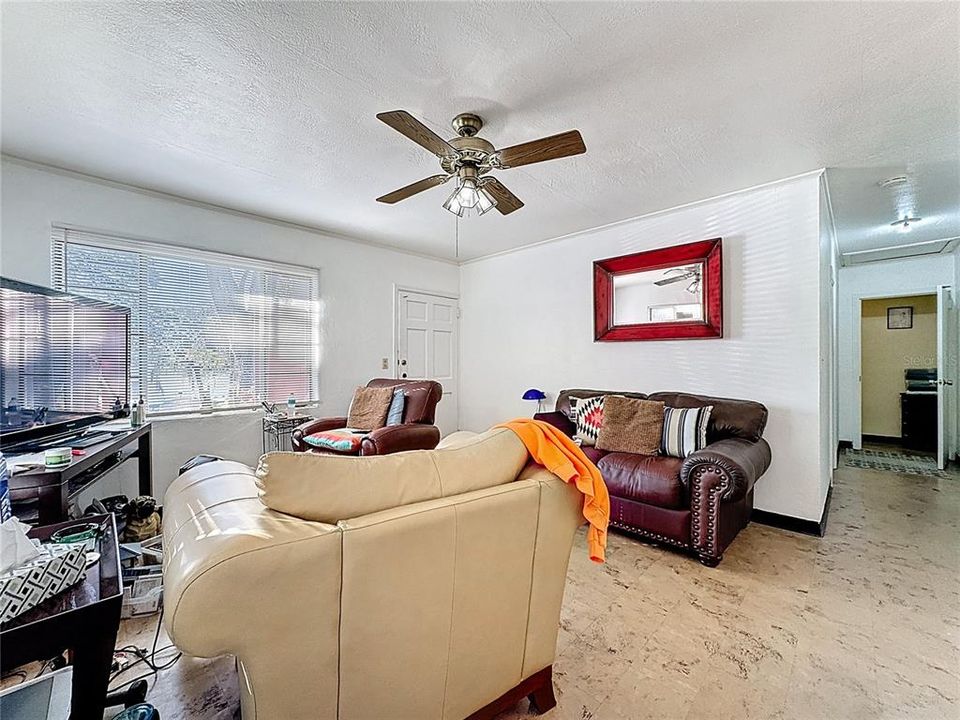 待售: $700,000 (8 贝兹, 0 浴室, 3856 平方英尺)