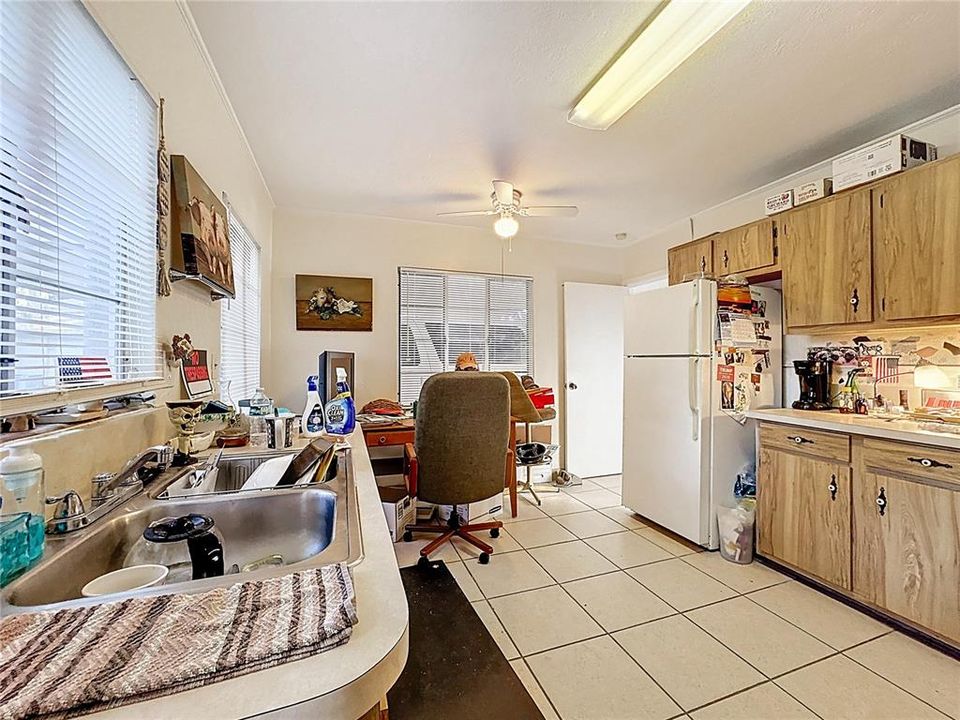 待售: $700,000 (8 贝兹, 0 浴室, 3856 平方英尺)