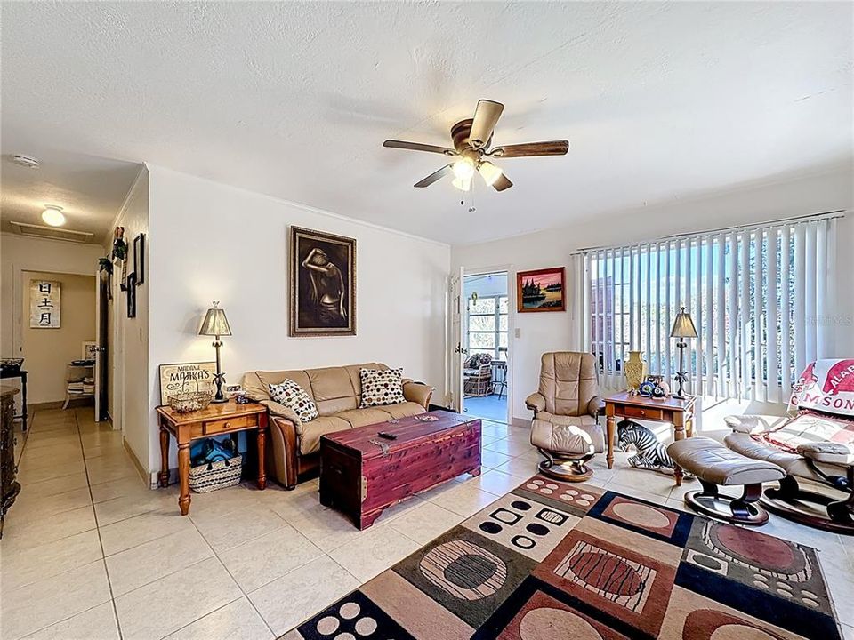 待售: $700,000 (8 贝兹, 0 浴室, 3856 平方英尺)