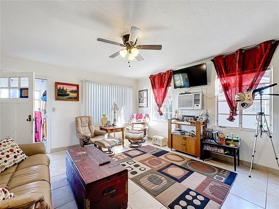 待售: $700,000 (8 贝兹, 0 浴室, 3856 平方英尺)