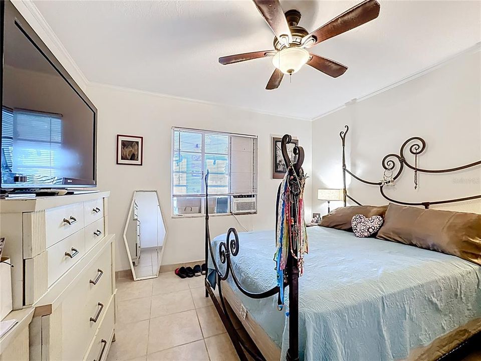 待售: $700,000 (8 贝兹, 0 浴室, 3856 平方英尺)