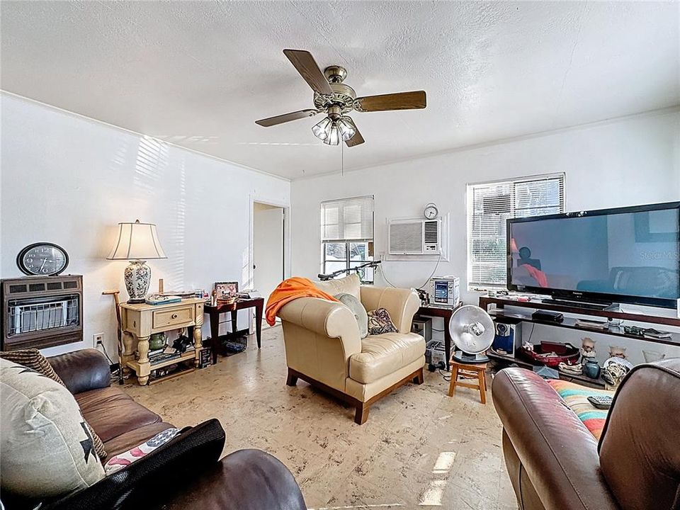 待售: $700,000 (8 贝兹, 0 浴室, 3856 平方英尺)