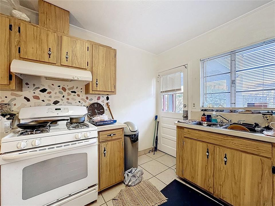 待售: $700,000 (8 贝兹, 0 浴室, 3856 平方英尺)