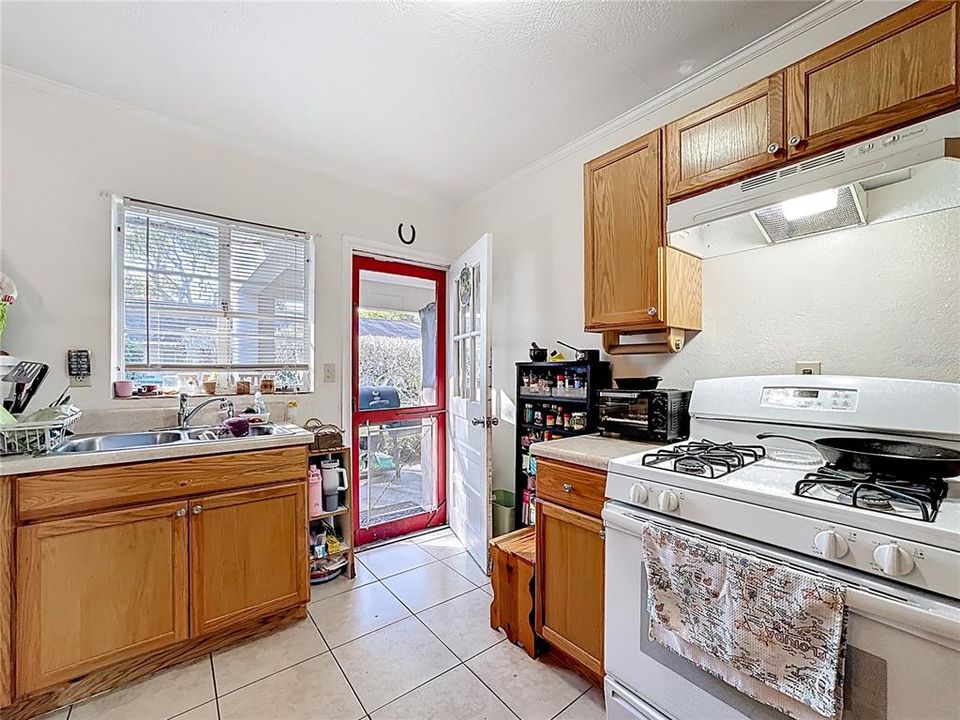 待售: $700,000 (8 贝兹, 0 浴室, 3856 平方英尺)