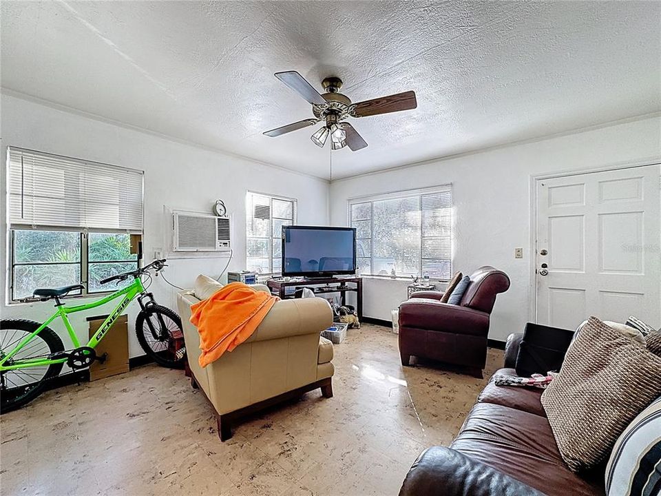 待售: $700,000 (8 贝兹, 0 浴室, 3856 平方英尺)