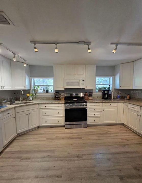 En Venta: $304,999 (4 camas, 2 baños, 1578 Pies cuadrados)