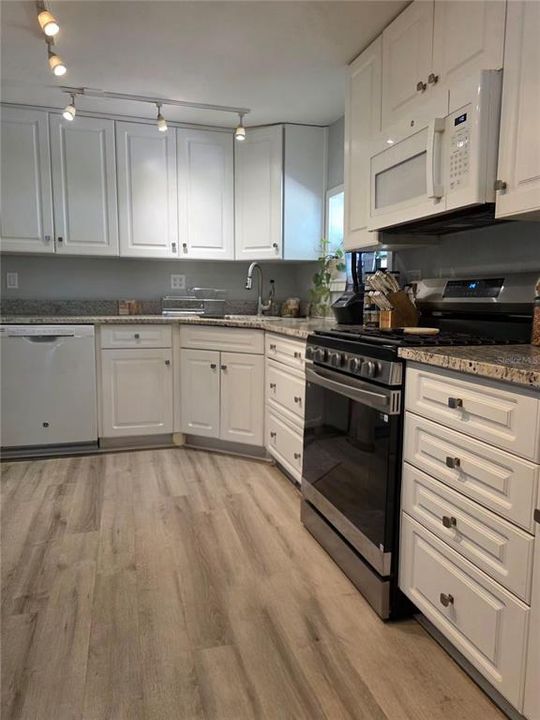 En Venta: $304,999 (4 camas, 2 baños, 1578 Pies cuadrados)