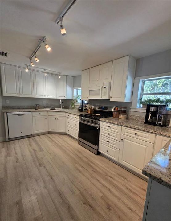 En Venta: $304,999 (4 camas, 2 baños, 1578 Pies cuadrados)