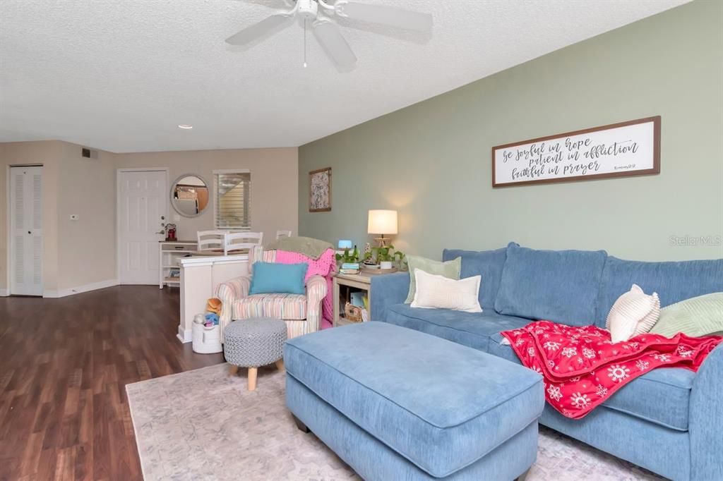 For Sale: $185,000 (2 beds, 2 baths, 935 Square Feet)