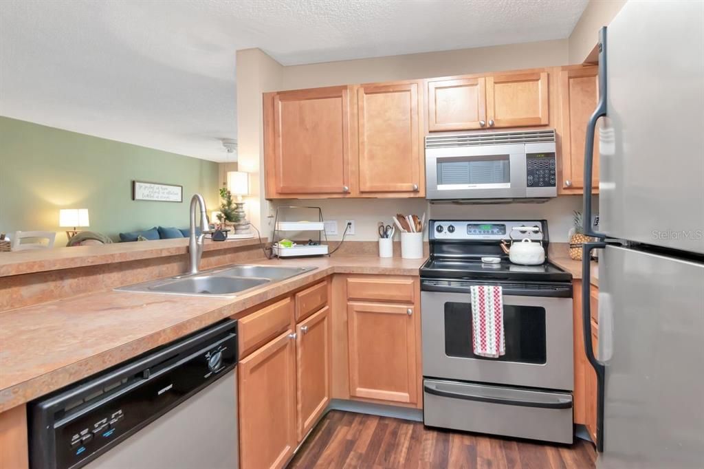 For Sale: $185,000 (2 beds, 2 baths, 935 Square Feet)