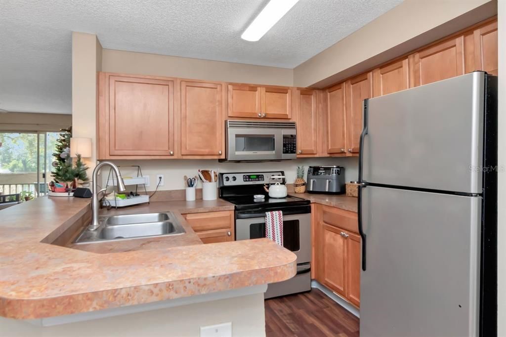 For Sale: $185,000 (2 beds, 2 baths, 935 Square Feet)