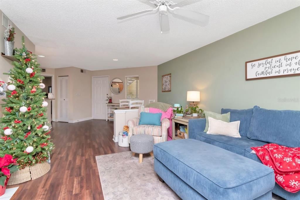 For Sale: $185,000 (2 beds, 2 baths, 935 Square Feet)