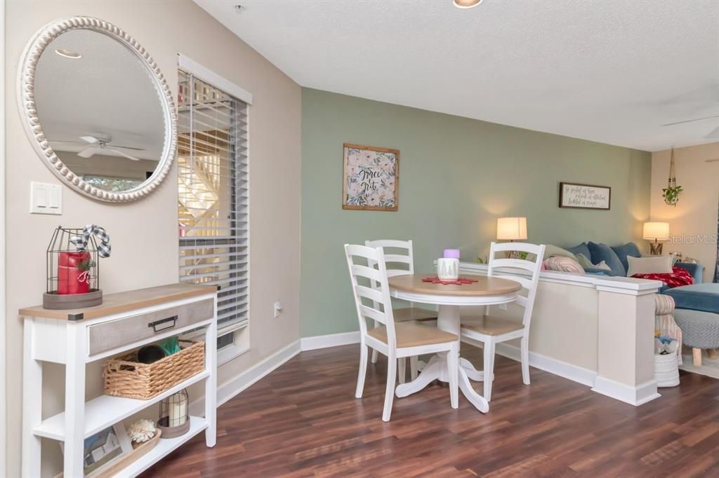 For Sale: $185,000 (2 beds, 2 baths, 935 Square Feet)