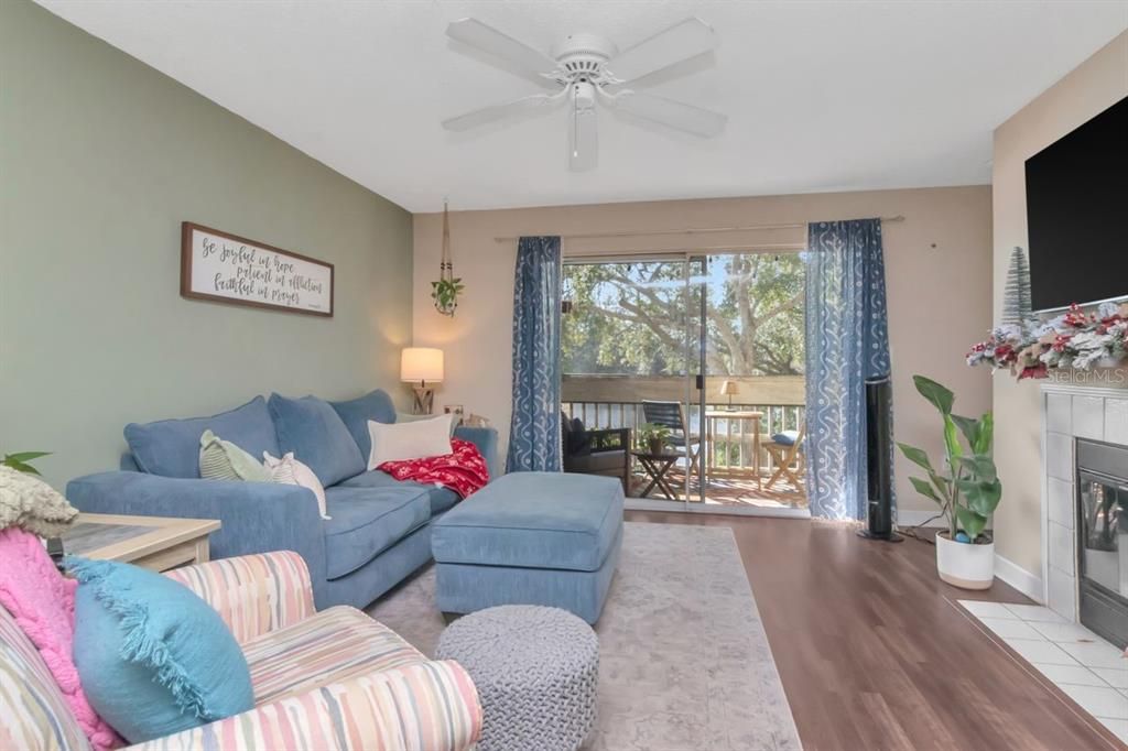 For Sale: $185,000 (2 beds, 2 baths, 935 Square Feet)