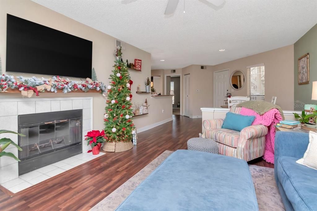 For Sale: $185,000 (2 beds, 2 baths, 935 Square Feet)