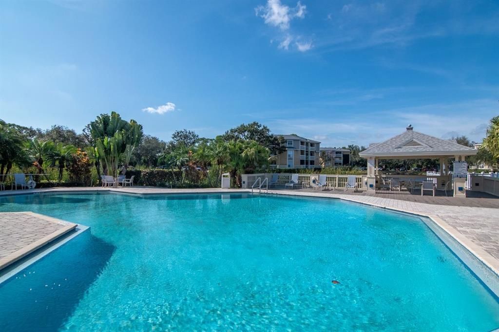 For Sale: $185,000 (2 beds, 2 baths, 935 Square Feet)