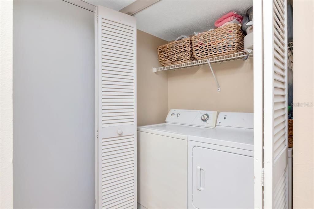 For Sale: $185,000 (2 beds, 2 baths, 935 Square Feet)