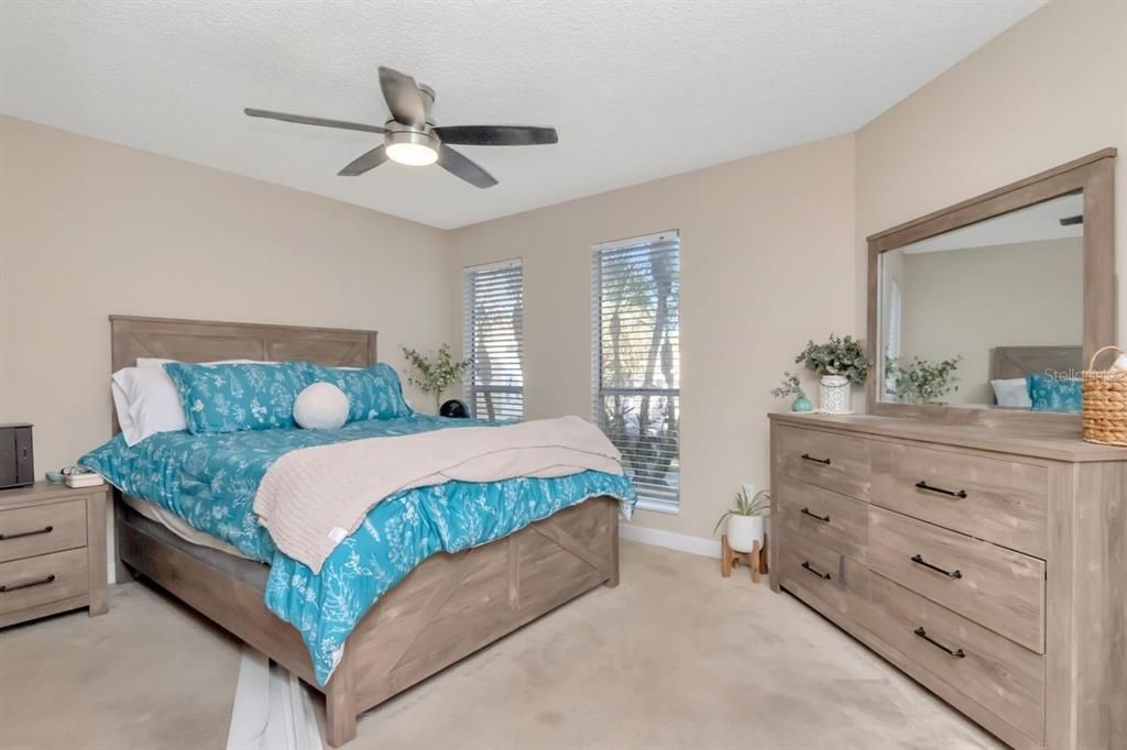 For Sale: $185,000 (2 beds, 2 baths, 935 Square Feet)