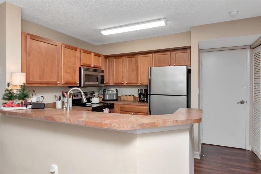 For Sale: $185,000 (2 beds, 2 baths, 935 Square Feet)