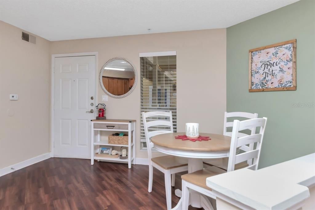 For Sale: $185,000 (2 beds, 2 baths, 935 Square Feet)