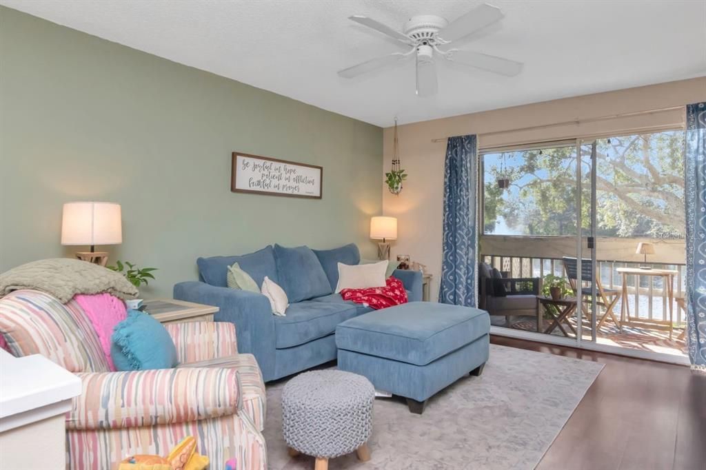 For Sale: $185,000 (2 beds, 2 baths, 935 Square Feet)