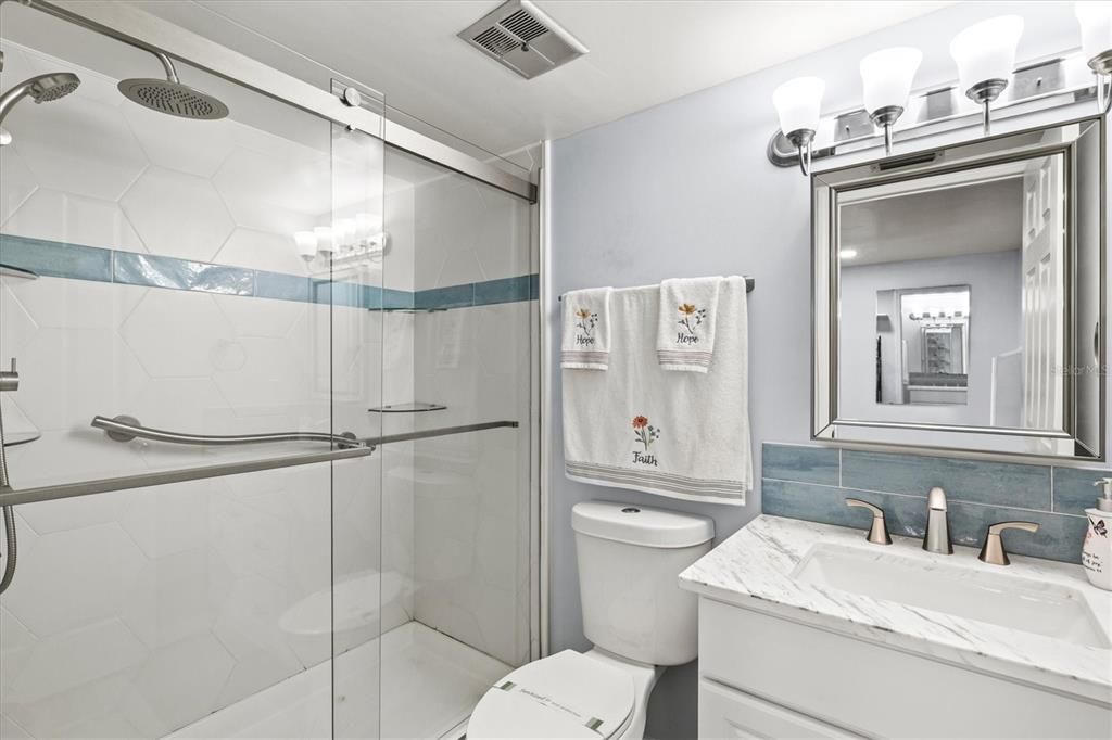 На продажу: $135,900 (2 спален, 2 ванн, 1144 Квадратных фут)