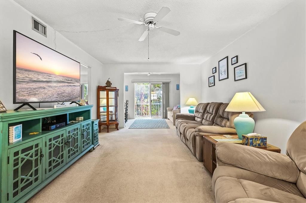 На продажу: $135,900 (2 спален, 2 ванн, 1144 Квадратных фут)