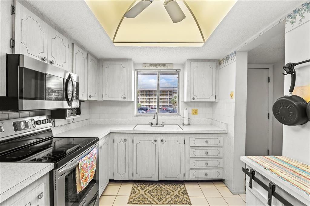 На продажу: $135,900 (2 спален, 2 ванн, 1144 Квадратных фут)