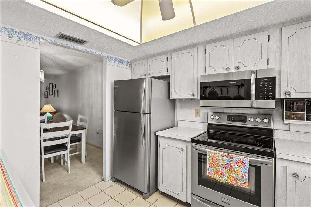 На продажу: $135,900 (2 спален, 2 ванн, 1144 Квадратных фут)