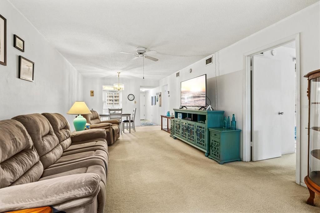 На продажу: $135,900 (2 спален, 2 ванн, 1144 Квадратных фут)