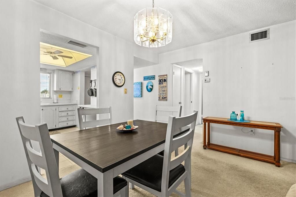 На продажу: $135,900 (2 спален, 2 ванн, 1144 Квадратных фут)