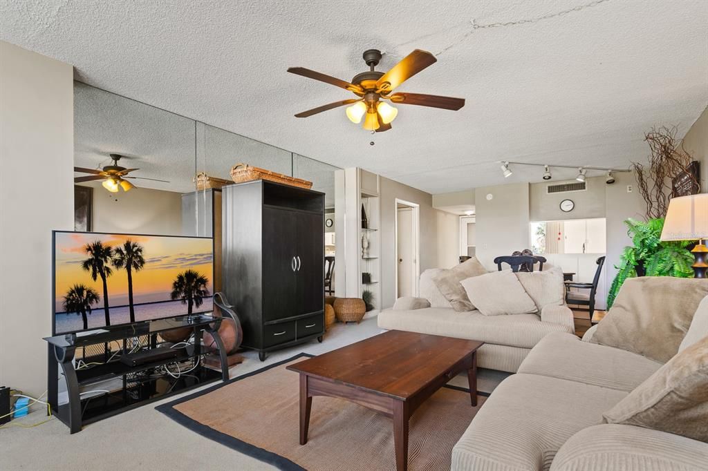 待售: $135,000 (2 贝兹, 2 浴室, 1050 平方英尺)